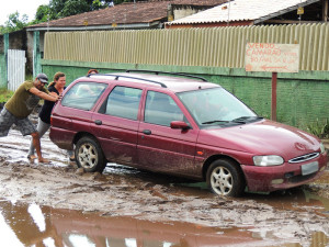 Obras aliadas às chuvas causam transtornos a moradores da Barra do Saí