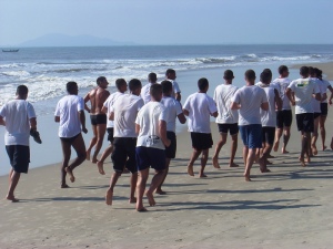 Candidatos a novos guarda-vidas civis em treinamento.