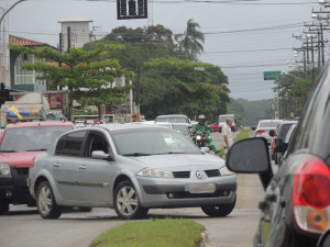 Dias chuvosos com pouca gente à beira da praia e muito trânsito em Itapoá