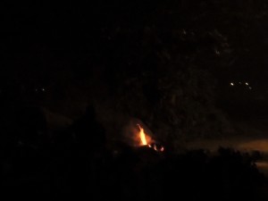 Queimada destrói parte da vegetação beira-mar no balnáario Paese