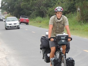 Passagem do aventureiro Julien (francês) em Itapoá 032