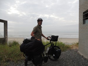 Passagem do aventureiro Julien (francês) em Itapoá 035