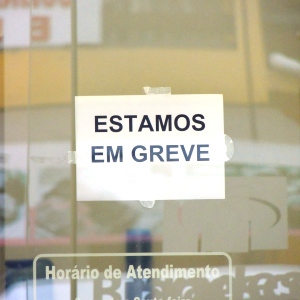 Cartaz no interior da agência Bradesco de Itapoá.