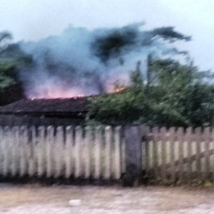 Residencia da avenida Beira Mar III parcialmente destruida por incendio Principal