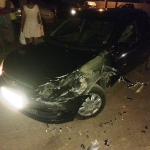 Carro e caminhao de lixo colidem na Rua 1.000, proximo a Celesc Principal