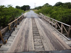 Ponte de madeira da via pública de acesso ao Porto Itapoá