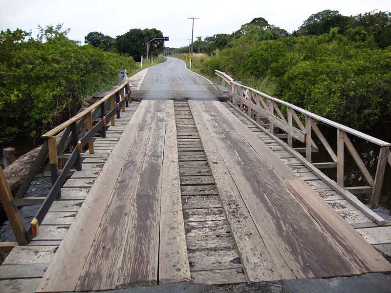 Ponte de madeira da via pública de acesso ao Porto Itapoá