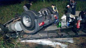 Bombeiros resgatam caminhoneiro preso às ferragens após acidente na SC-415