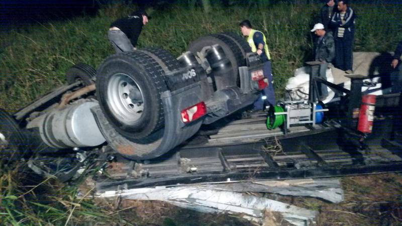 Bombeiros resgatam caminhoneiro preso às ferragens após acidente na SC-415