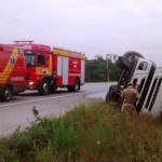 Bombeiros atendem ocorrência de caminhão tombado na Estrada da Jaca