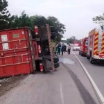 Bombeiros atendem ocorrência de caminhão tombado na Estrada da Jaca