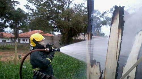 Bombeiros militares de Itapoá controlam incêndio em residência da Barra do Saí