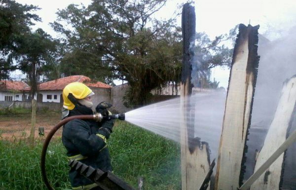 Bombeiros militares de Itapoá controlam incêndio em residência da Barra do Saí