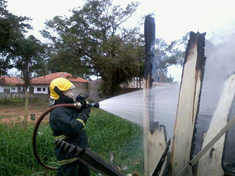 Bombeiros militares de Itapoá controlam incêndio em residência da Barra do Saí