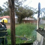 Bombeiros militares de Itapoá controlam incêndio em residência da Barra do Saí
