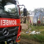 Bombeiros militares de Itapoá controlam incêndio em residência da Barra do Saí