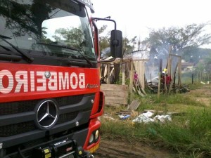 Bombeiros militares de Itapoá controlam incêndio em residência da Barra do Saí