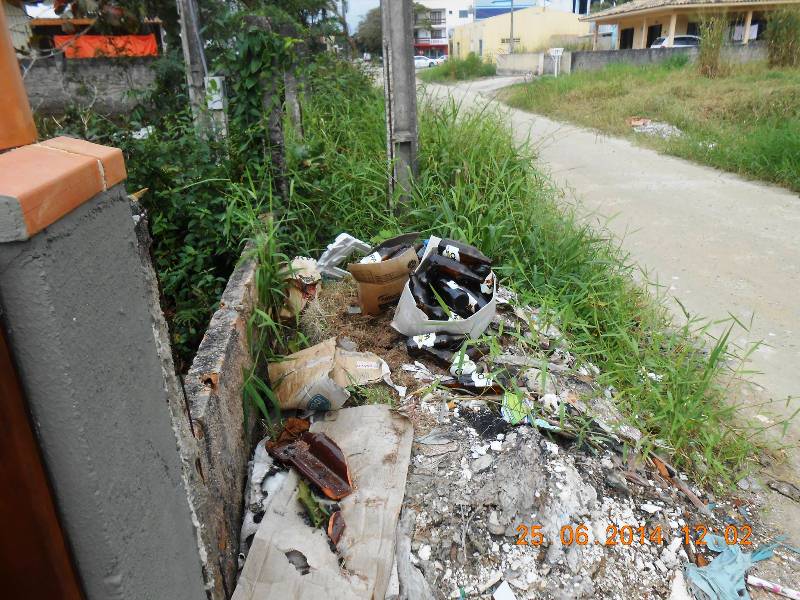 Munícipe Renato Goldschmidt reclama da grande quantidade de lixo espalhada por trecho de rua em Itapoá