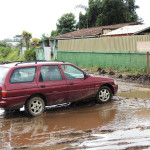 Obras aliadas às chuvas causam transtornos a moradores da Barra do Saí