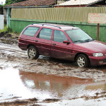 Obras aliadas às chuvas causam transtornos a moradores da Barra do Saí