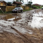 Obras aliadas às chuvas causam transtornos a moradores da Barra do Saí