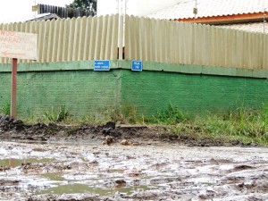 Obras aliadas às chuvas causam transtornos a moradores da Barra do Saí