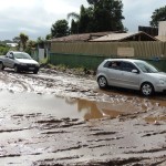 Obras aliadas às chuvas causam transtornos a moradores da Barra do Saí