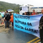 Pescadores da Barra do Saí protestam pacificamente na Rodovia SC-416