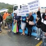 Pescadores da Barra do Saí protestam pacificamente na Rodovia SC-416