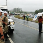 Pescadores da Barra do Saí protestam pacificamente na Rodovia SC-416