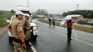 Pescadores da Barra do Saí protestam pacificamente na Rodovia SC-416