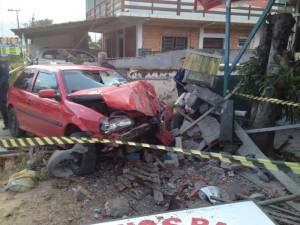Acidente na esquina da rua José da Silva Pacheco com a avenida Celso Ramos em Itapema do Norte, Itapoá