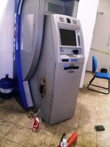 Caixa eletronico arrombado na sede da Prefeitura de Itapoa 2