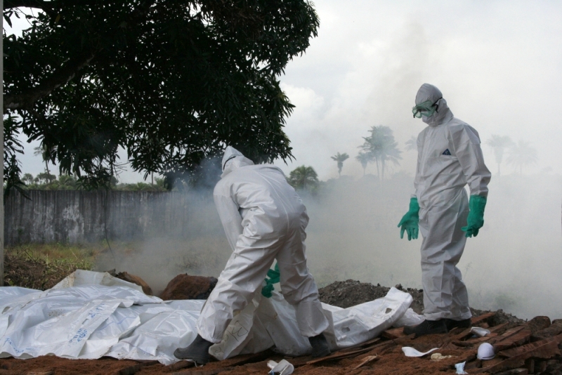 Durante um surto de Ebola, rituais fúnebres são os vetores de contaminação mais importantes. Aqui, sacos para corpos desinfectados com cloro para evitar mais contaminação são incinerados em um forno crematório pela equipe de MSF.