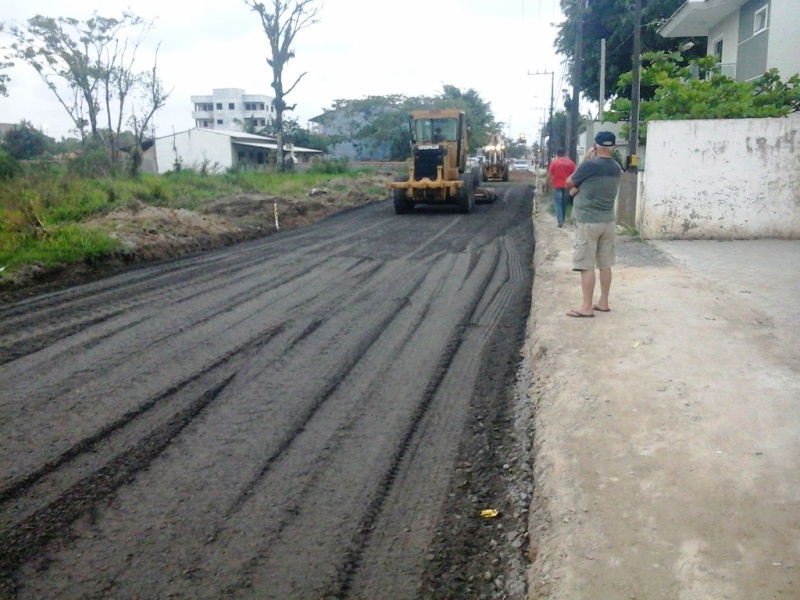 Nove vias de Itapoá recebem pavimentação pela Prefeitura