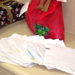 Dezenas de cartinhas de Natal ainda aguardam voluntários nos Correios de Itapoá