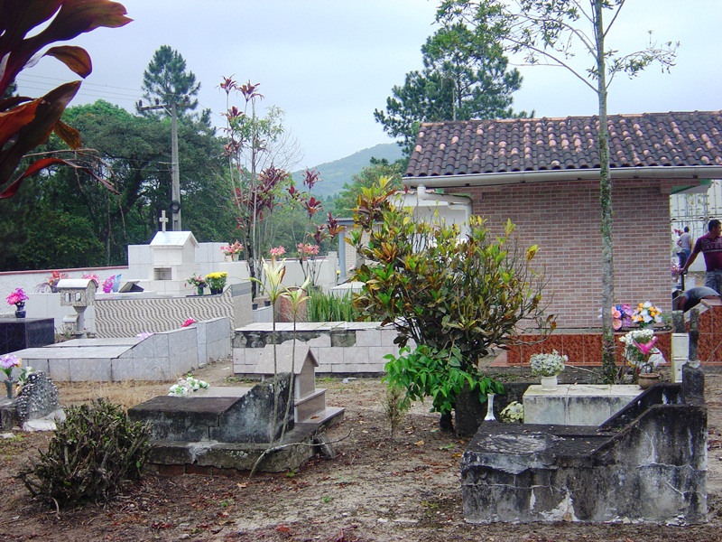 Dia dos Finados celebrado com visita a túmulos e orações em Itapoá