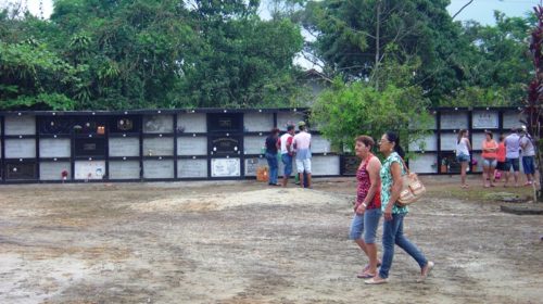 Dia dos Finados celebrado com visita a túmulos e orações em Itapoá
