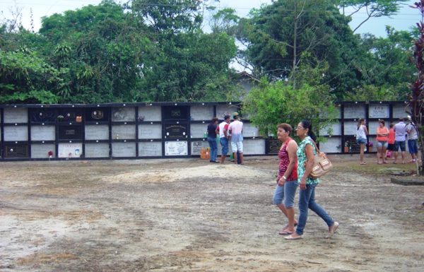 Dia dos Finados celebrado com visita a túmulos e orações em Itapoá