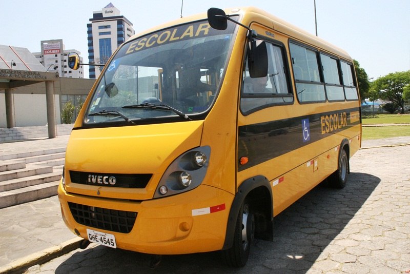 Itapoá recebe novo ônibus escolar dos governos Federal e Estadual