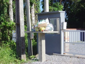 Municipes alegam descuido na separacao de lixo por parte dos coletores em Itapoa 4