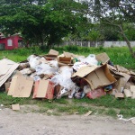 Municipes alegam descuido na separacao de lixo por parte dos coletores em Itapoa 5