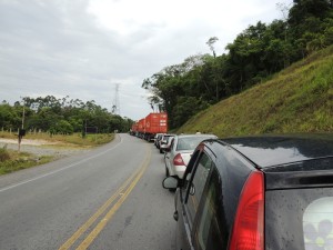 Acidente entre duas carretas espalha carga na pista em Itapoá