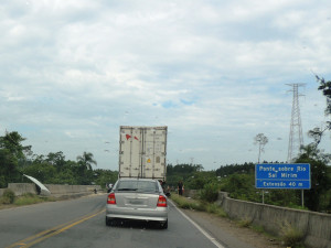 Acidente entre duas carretas espalha carga na pista em Itapoá