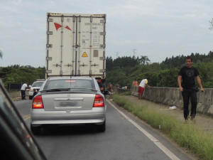 Acidente entre duas carretas espalha carga na pista em Itapoá