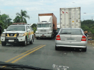 Acidente entre duas carretas espalha carga na pista em Itapoá