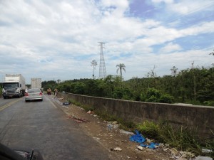 Acidente entre duas carretas espalha carga na pista em Itapoá