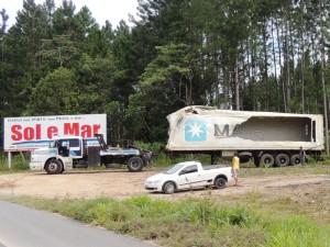 Acidente entre duas carretas espalha carga na pista em Itapoá
