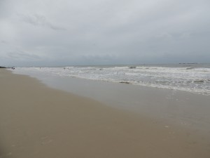 Dias chuvosos com pouca gente na beira da praia e muito transito em Itapoa 1