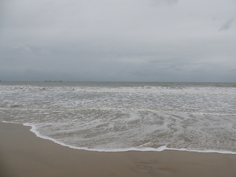 Dias chuvosos com pouca gente na beira da praia e muito transito em Itapoa 2